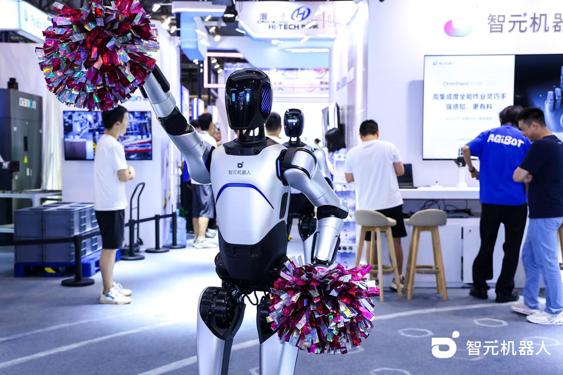 jdb电子游戏机器人 WAIC 首日展台火爆，机器人家族集体打工忙不停